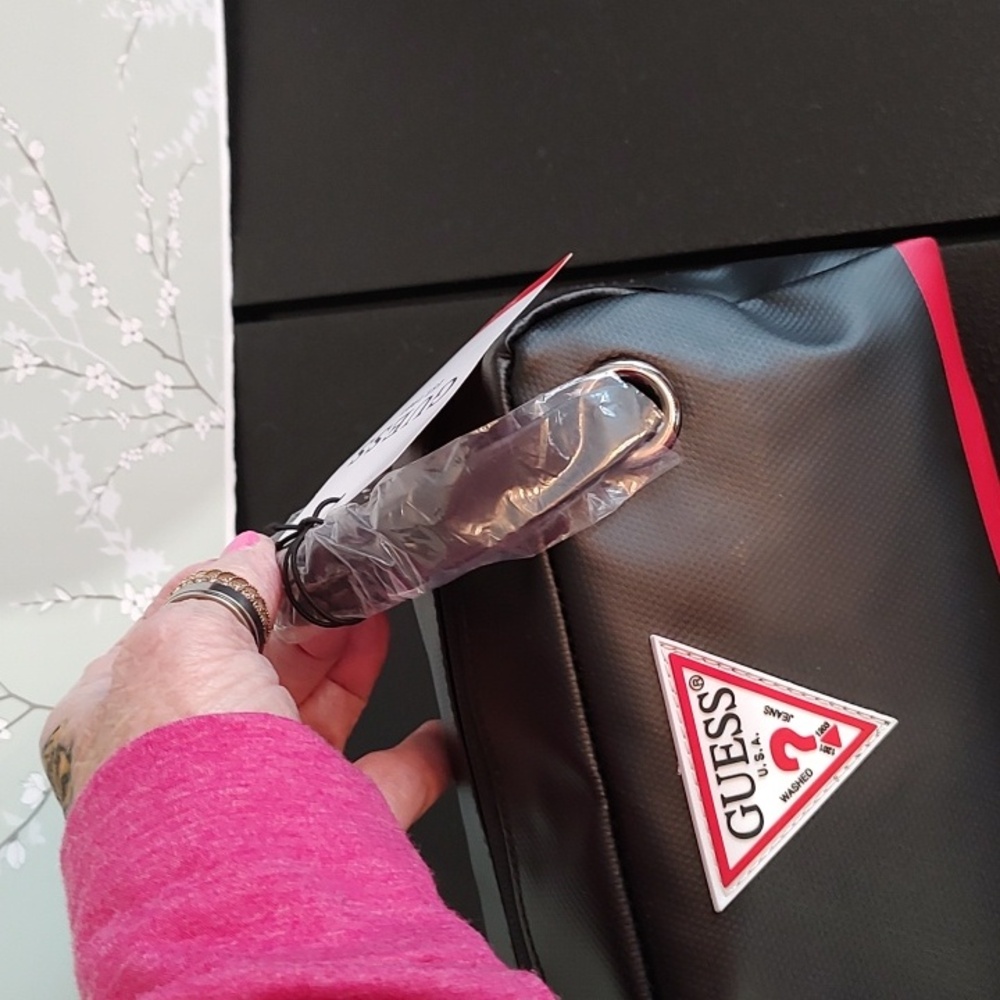 Guess And Flagship Travel Bags - Picture 7 of 11
